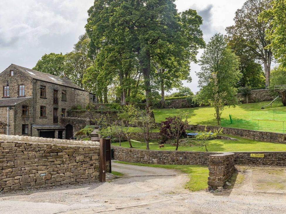 A view of a building and garden area at OldMill 2Bed Sleeps6 PrivateGarden OptionalHotTub in Oakworth