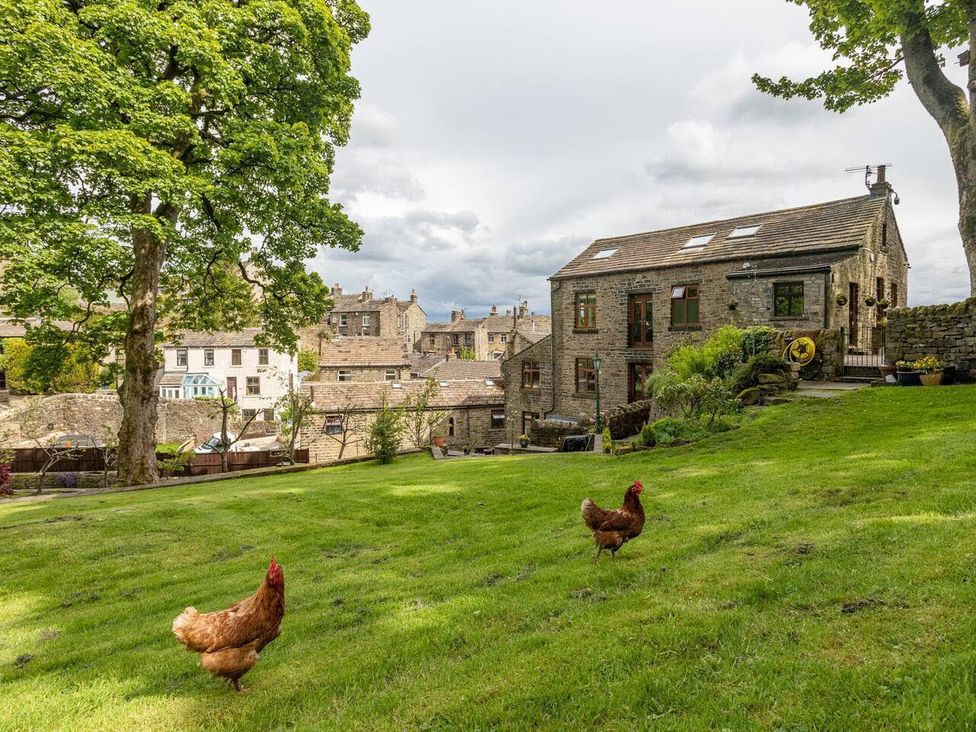 A garden with chickens and a house at OldMill 2Bed Sleeps6 PrivateGarden OptionalHotTub in Oakworth