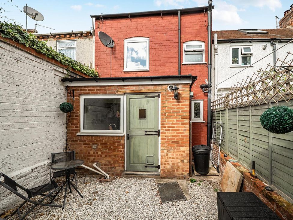 An outdoor area with a small table and chairs at Quaint Cottage in Charming Evesham