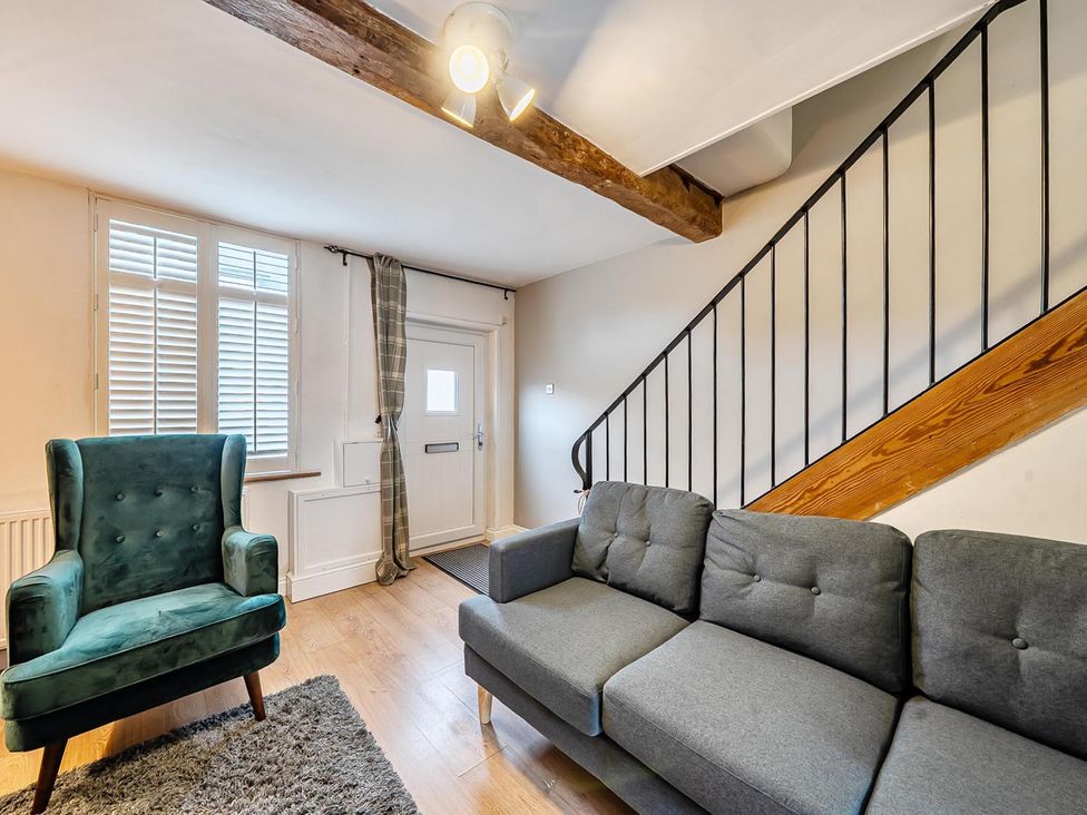 A living room with a sofa and armchair at Quaint Cottage in Charming Evesham