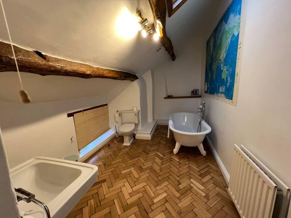A bathroom with a bathtub and toilet at House Sleeps 10 Pet friendly Parking Caldbeck
