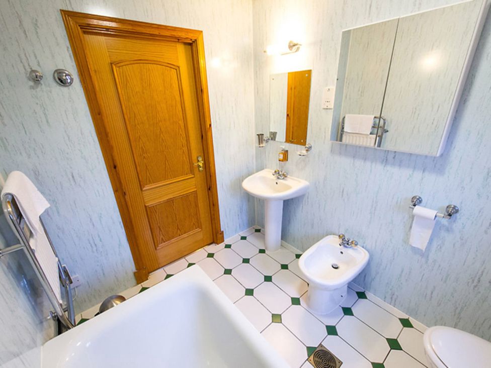 A bathroom with a sink bathtub and toilet at Raven Lodge with beautiful views of Loch Dochart Near Crianlarich