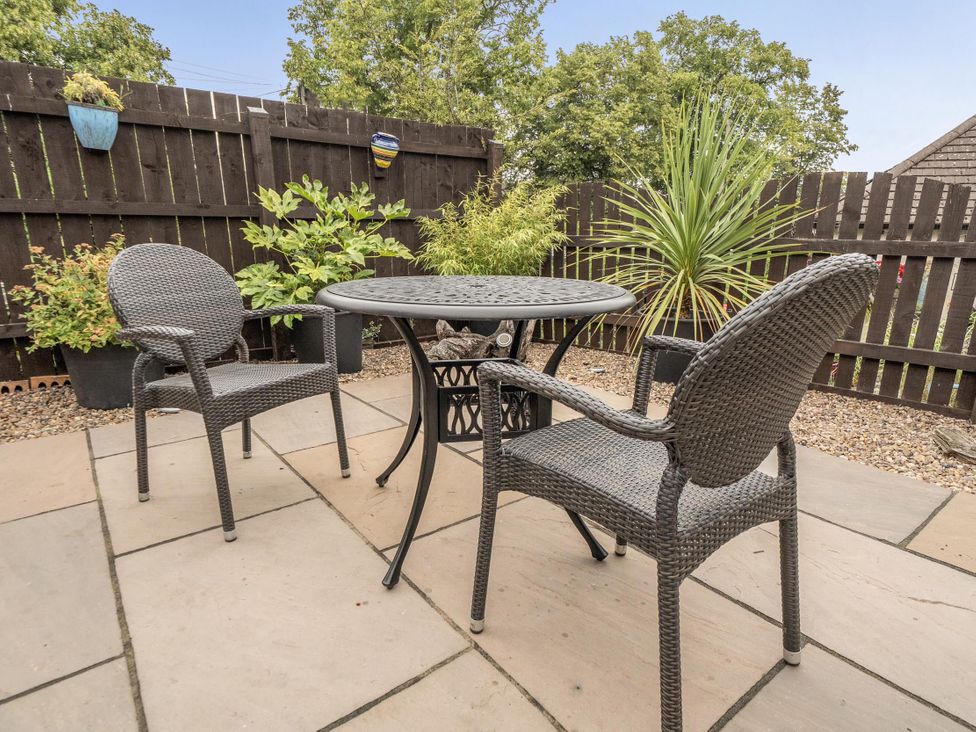 A garden area with a table and chairs at Central Ripon Sleeps 3 Garden Pet Friendly in Ripon