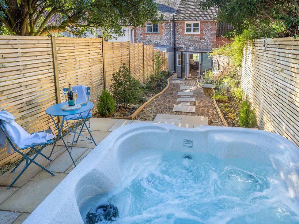 A garden with a hot tub and outdoor furniture at 1 Bed Cottage Sleeps 2 with Hot Tub Pets Welcome Great Massingham