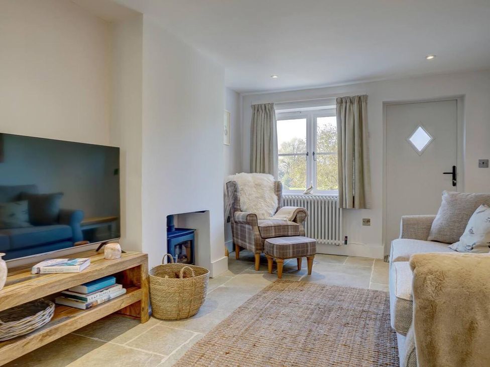 A living room with a television and sofa at 1 Bed Cottage Sleeps 2 with Hot Tub Pets Welcome in Great Massingham