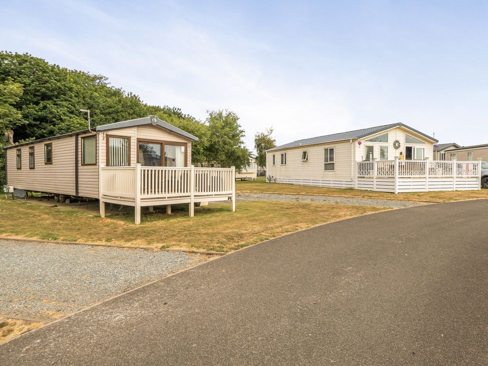 Caravan Sleeps 6  Near The Deep & Old Town - North Yorkshire (incl. Whitby) - 1209132 - thumbnail photo 19