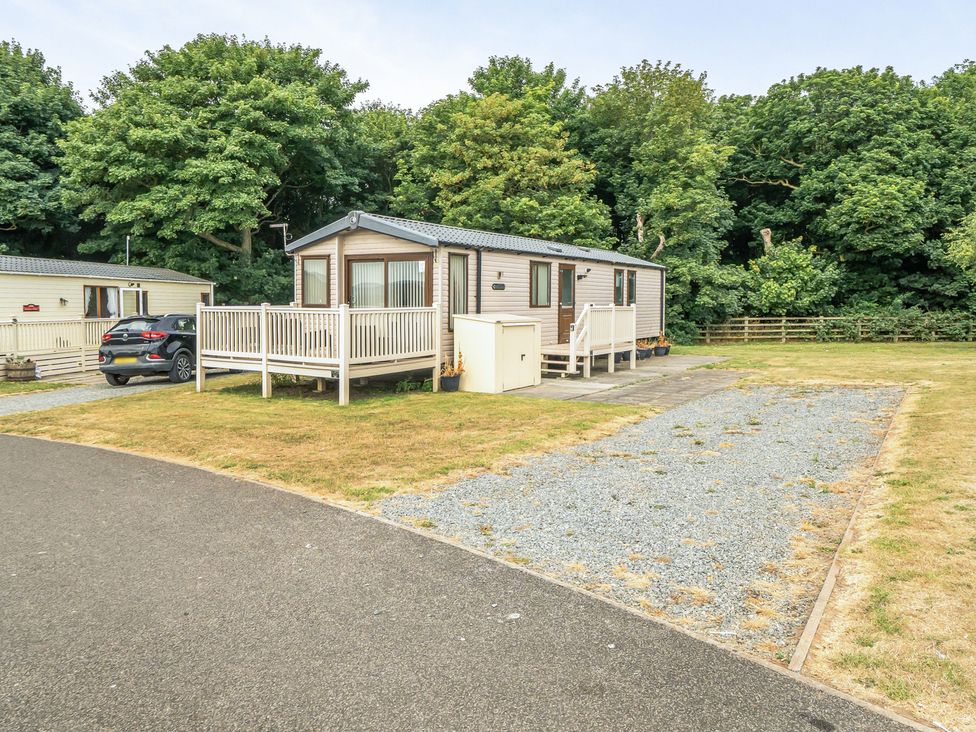 An outdoor area with a mobile home and a car at in Tunstall, North Yorkshire