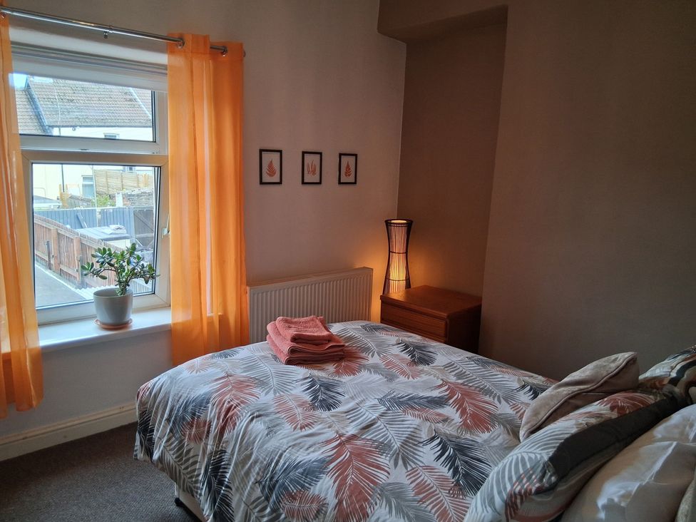 A bedroom with a bed and lamp at Newbridge, Caerffili