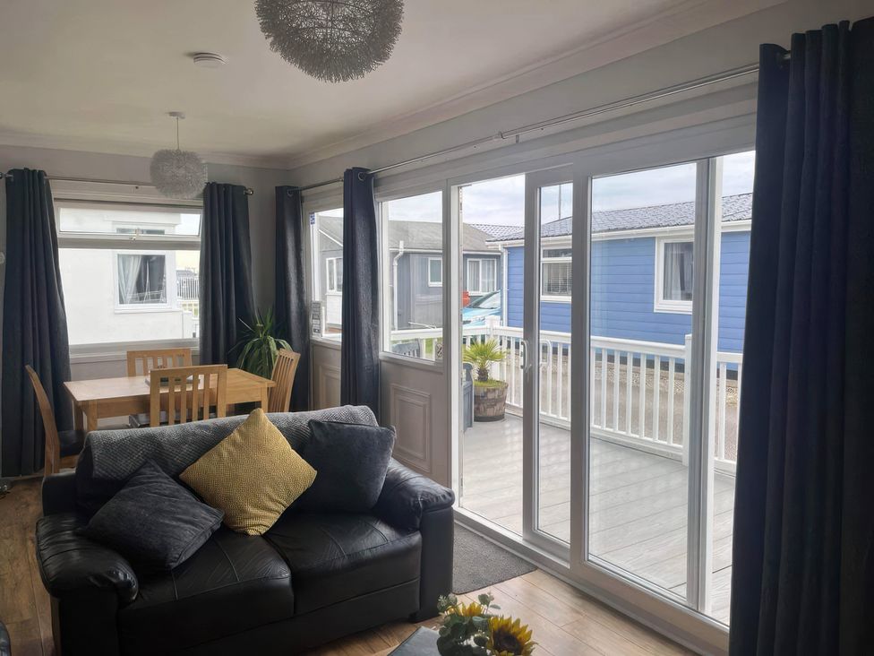 A living room with a dining table and sofa at Seaside Escape 2Br Sleeps4 Parking PetsOK Fireplace in Bridlington