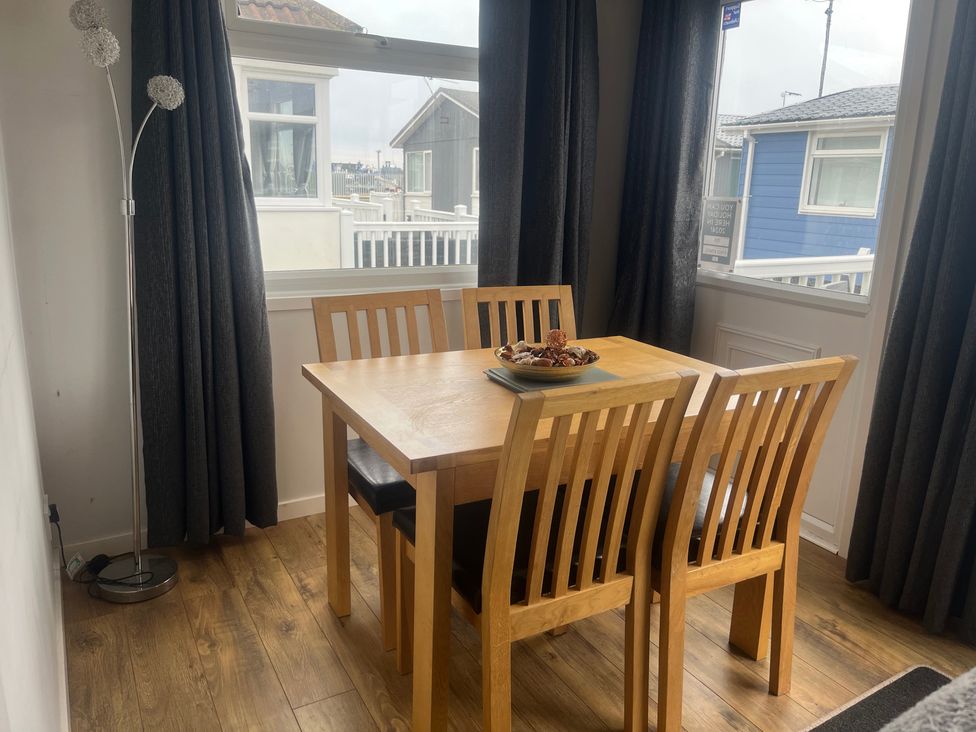 A dining room with a table and chairs at Seaside Escape 2Br Sleeps4 Parking PetsOK Fireplace in Bridlington
