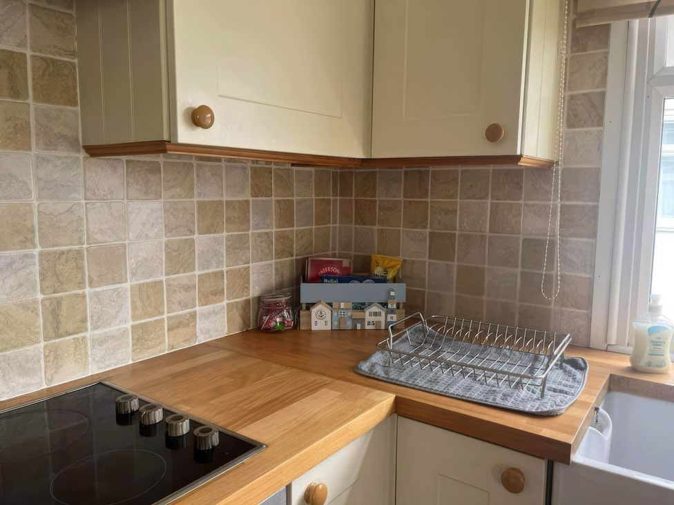 A kitchen with a countertop and electric stove at Seaside Escape 2Br Sleeps4 Parking PetsOK Fireplace in Bridlington