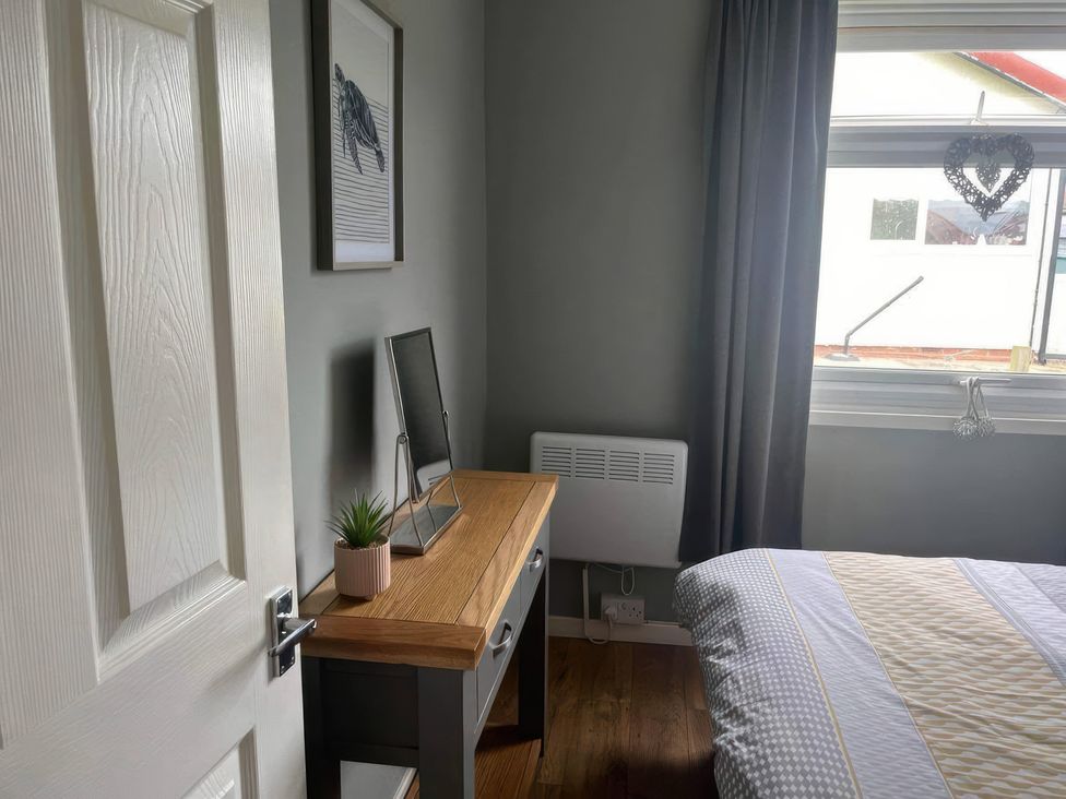 A bedroom with a bed, bedside table and a mirror at Seaside Escape 2Br Sleeps4 Parking PetsOK Fireplace in Bridlington