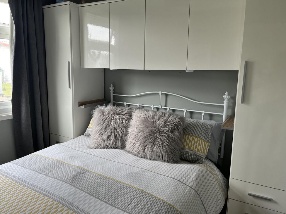 A bedroom with a bed and wardrobe at Seaside Escape 2Br Sleeps4 Parking PetsOK Fireplace in Bridlington