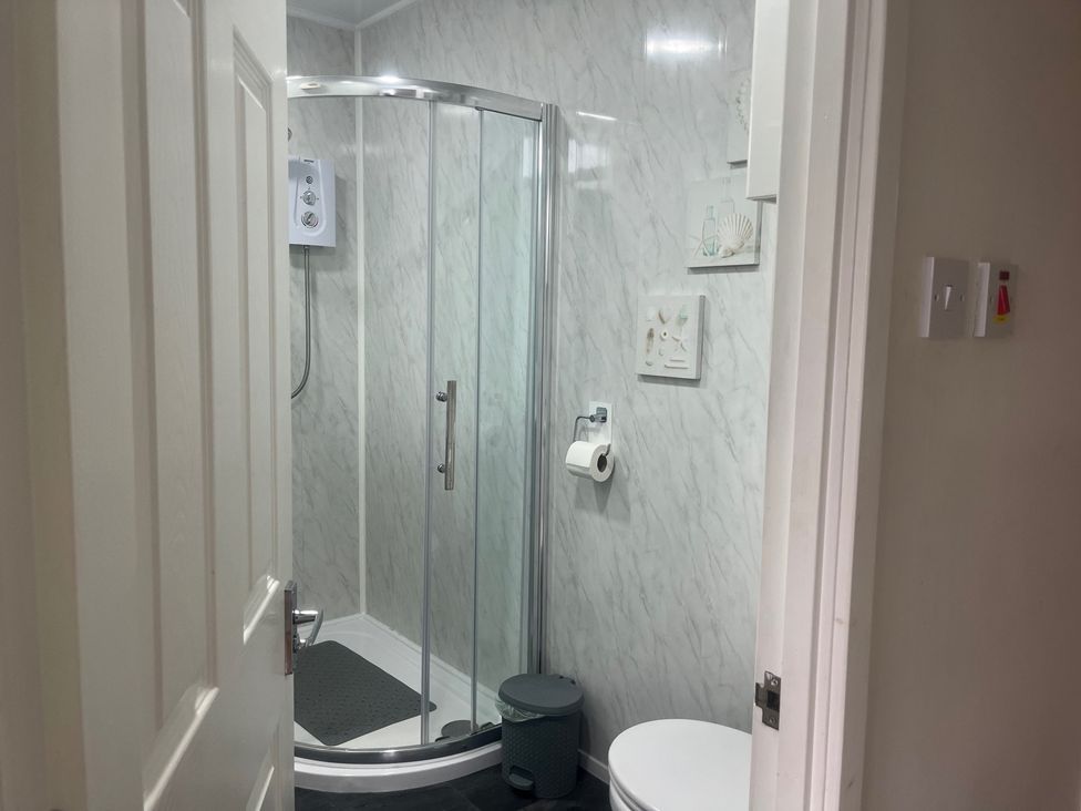 A bathroom with a shower and toilet at Seaside Escape 2Br Sleeps4 Parking PetsOK Fireplace in Bridlington