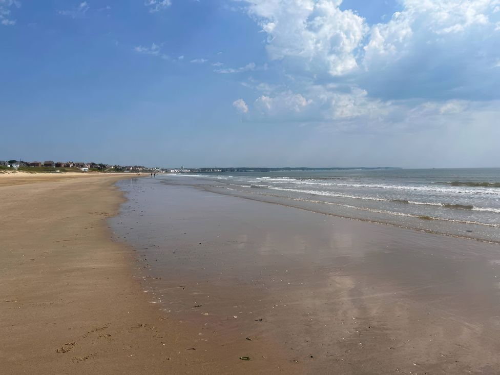 A beach with sand and waves at Seaside Escape 2Br Sleeps4 Parking PetsOK Fireplace in Bridlington