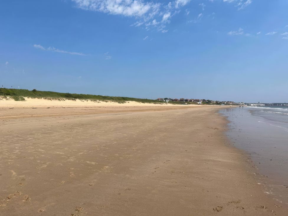 A beach with sand and waves at Seaside Escape 2Br Sleeps4 Parking PetsOK Fireplace in Bridlington