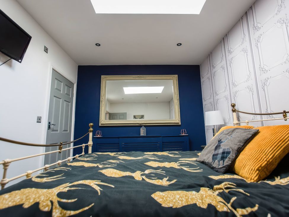 A bedroom with a bed and mirror at Oakley Country Retreat1 Bed Garden Free Parking Nantwich