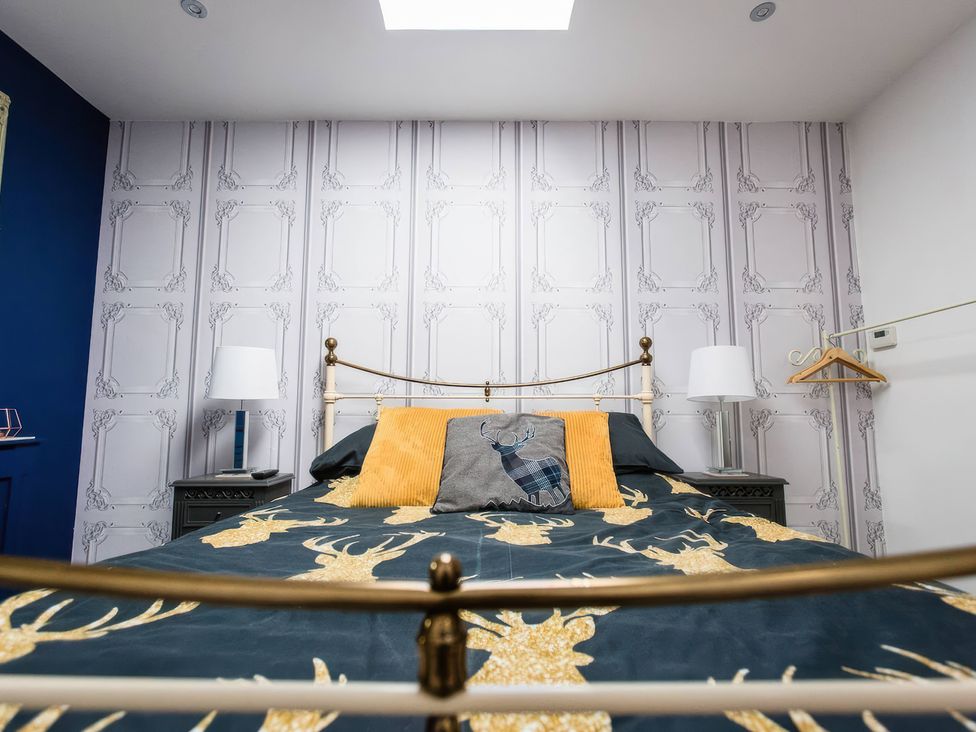 A bedroom with a bed and lamp at Oakley Country Retreat1 Bed Garden Free Parking Nantwich