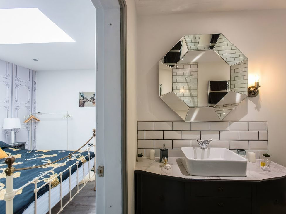 A bathroom with a sink and mirror at Oakley Country Retreat1 Bed Garden Free Parking in Nantwich