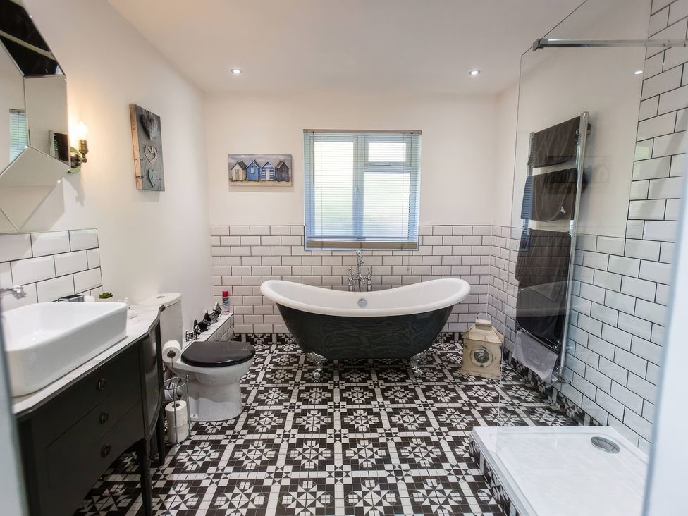 A bathroom with a bathtub and sink at Oakley Country Retreat1 Bed Garden Free Parking Nantwich