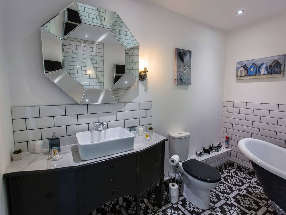 A bathroom with a sink, toilet, and bathtub at Oakley Country Retreat1 Bed Garden Free Parking Nantwich