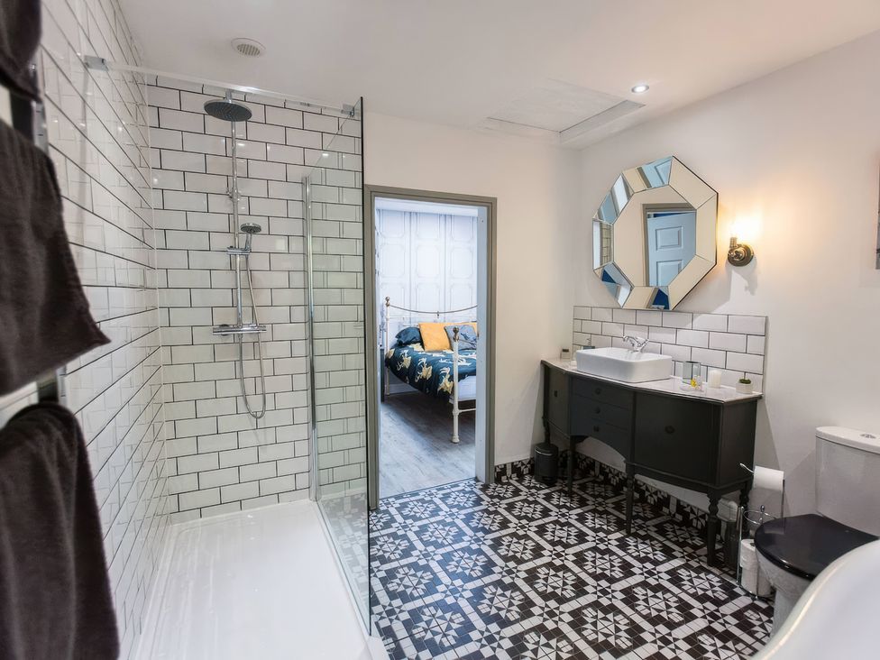 A bathroom with a shower, toilet, and sink at Oakley Country Retreat1 Bed Garden Free Parking, Nantwich