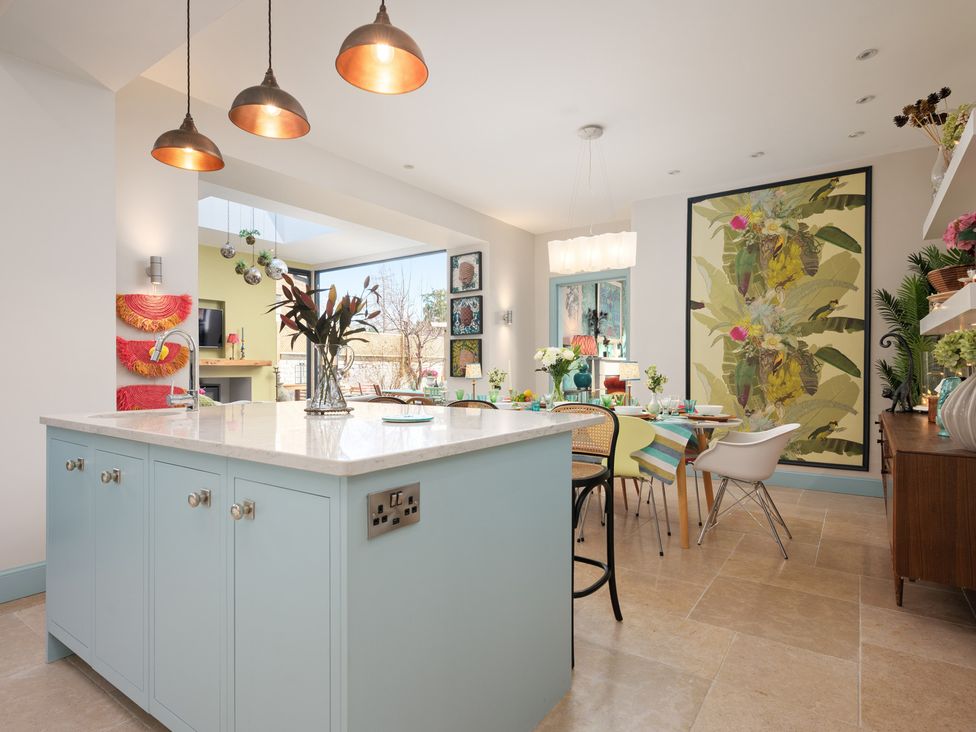 A kitchen with a central island and a dining area at The Modern Home in an unspecified location