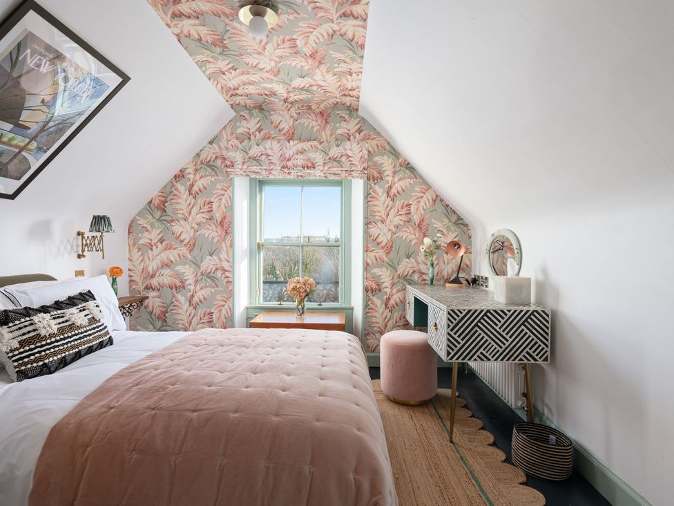 A bedroom with a bed and a desk at the property in the location
