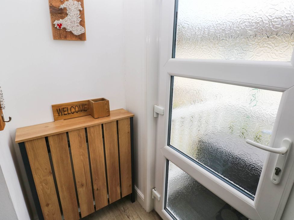 An entryway with a wooden table and a welcome sign at Pleasant Valley Holiday Lodge 70 Stepaside