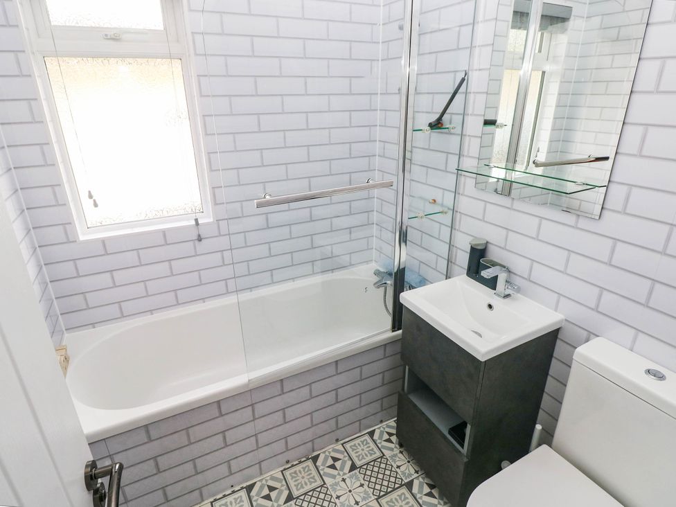 A bathroom with a bathtub, sink, and toilet at Pleasant Valley Holiday Lodge 70 Stepaside
