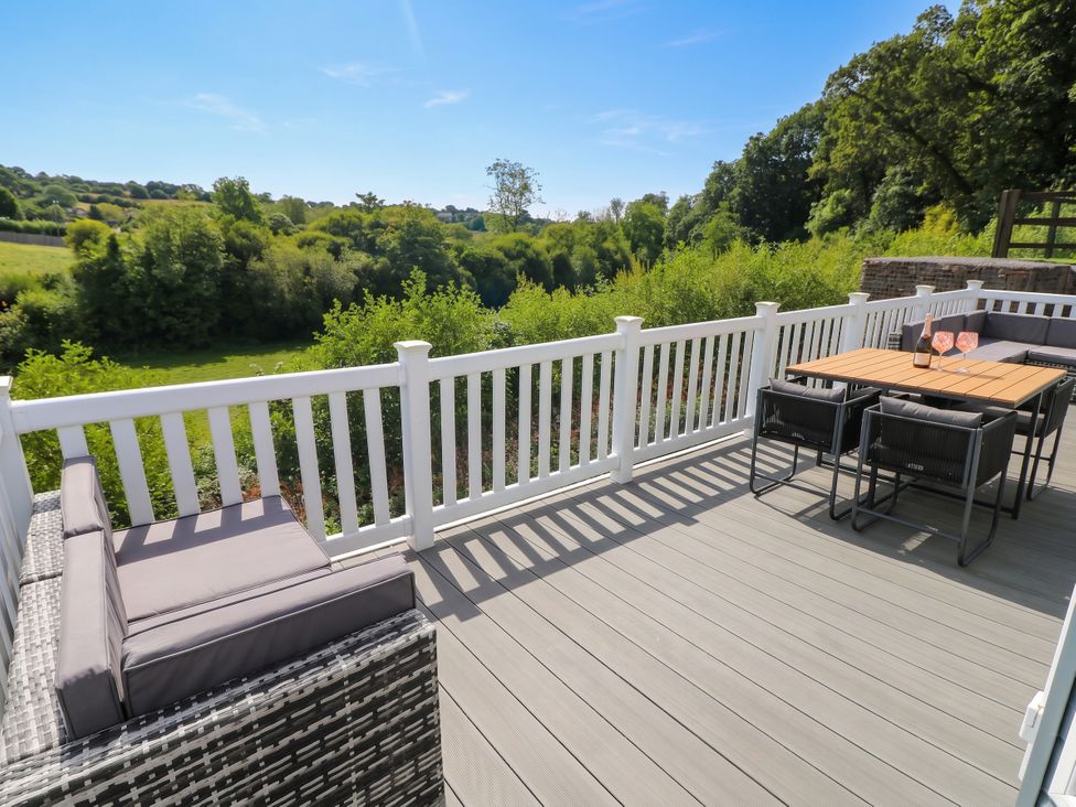 A deck with seating and a table at Pleasant Valley Holiday Lodge 70 Stepaside