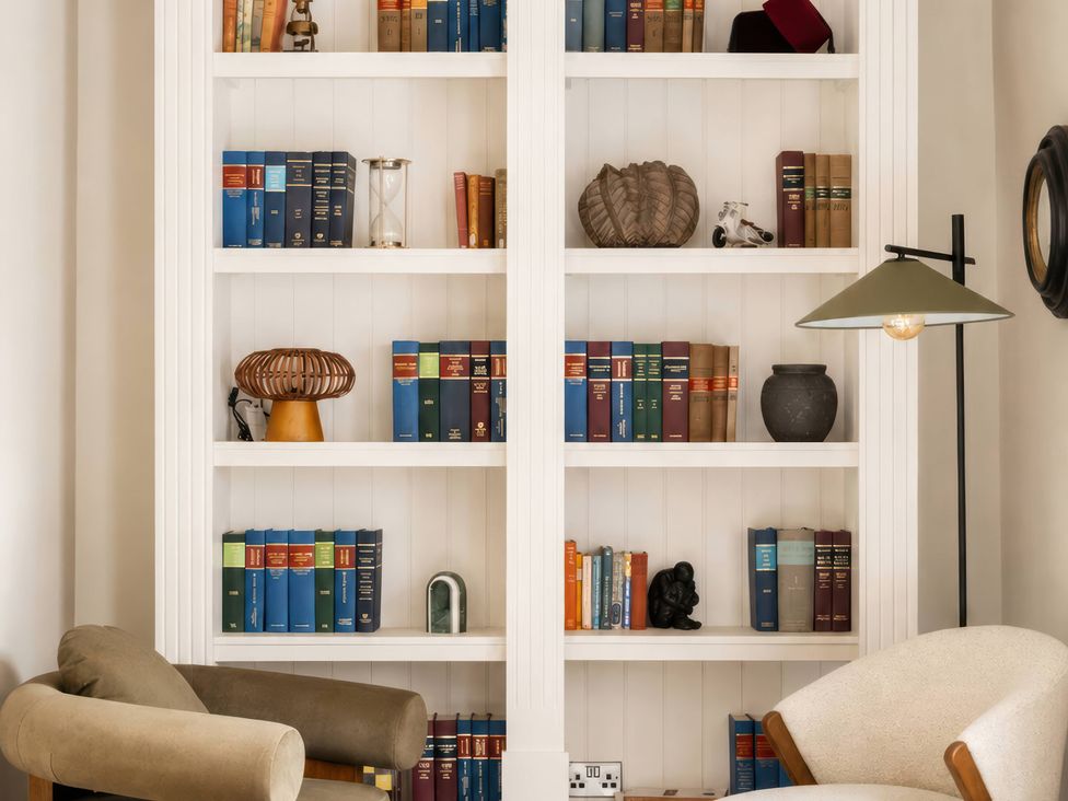 A bookshelf with books and a lamp in Apt. 3 York