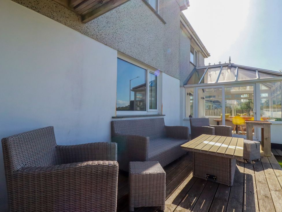 An outdoor seating area with chairs and a table at Mermaid Gaze in Newquay