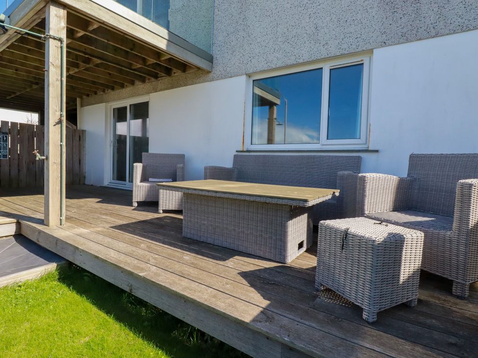 An outdoor area with seating and a table at Mermaid Gaze in Newquay
