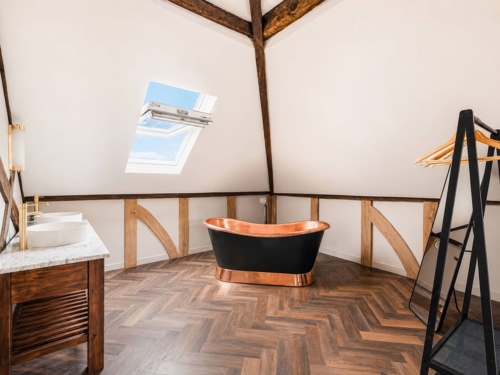 A bathroom with a bathtub and sink at Apt.4 in York