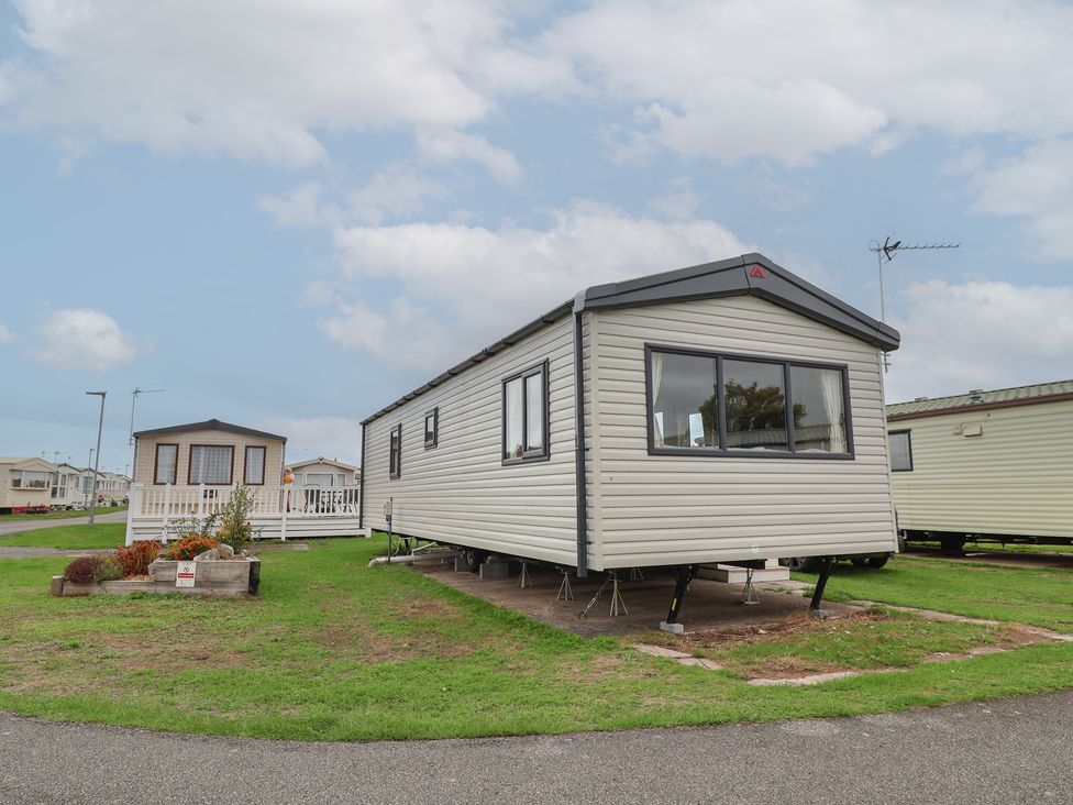 A mobile home in a park area at S7 Abergele