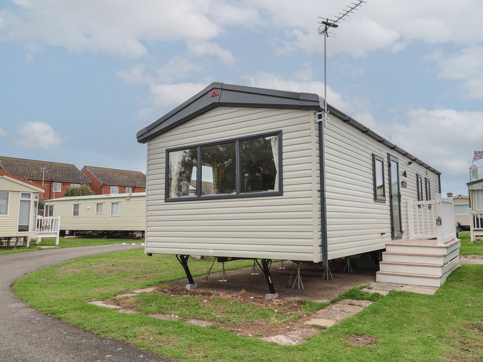 A mobile home with steps and an antenna at S7 in Abergele
