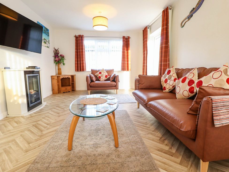 A living room with a sofa and coffee table at Beach Lodge in 
