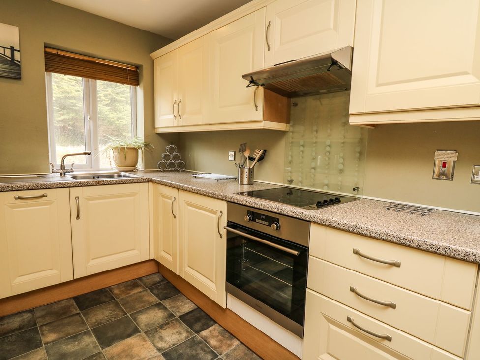 A kitchen with sink and stove at Ty'r Heulwen in Aberdovey