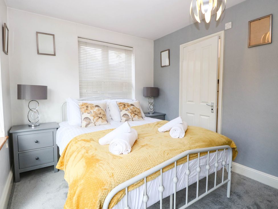 A bedroom with a bed and lamps at The Mill House Apartment