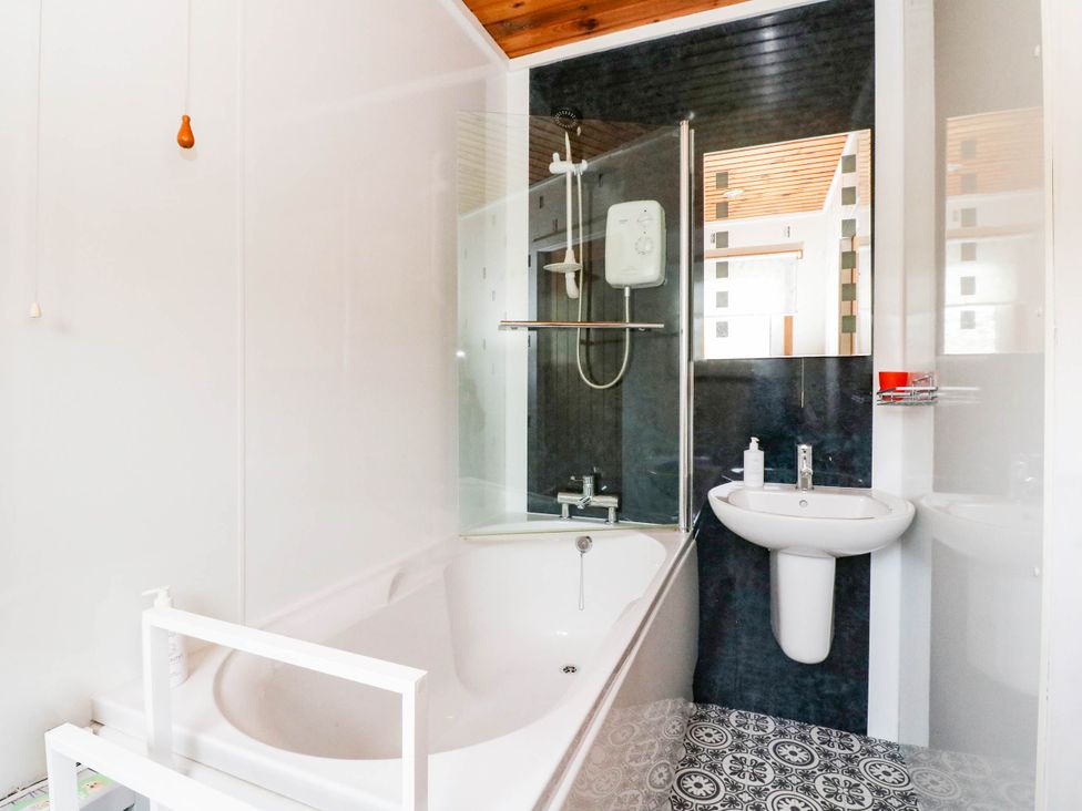 A bathroom with bathtub and shower in Skye View on Isle of Harris
