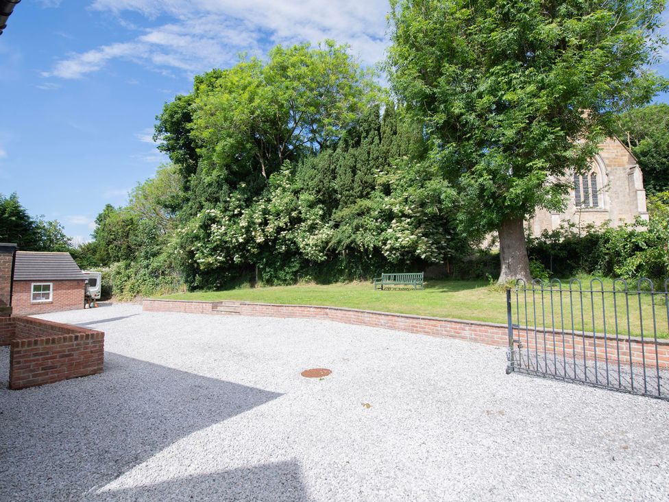 An outdoor area with gravel and grass at The Old School House 