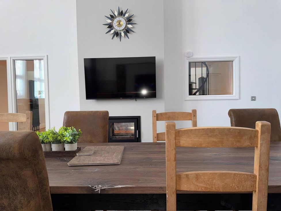 A dining room with a table and chairs at The Old School House in Langtoft