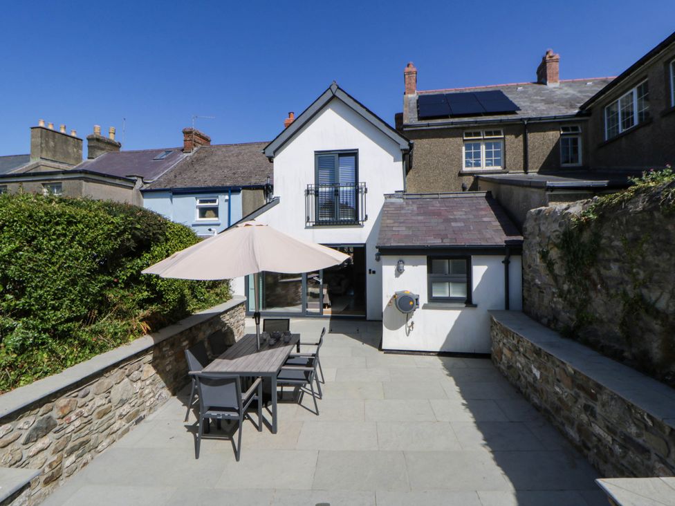 An outdoor patio with table and chairs at Rheidiol in St Davids