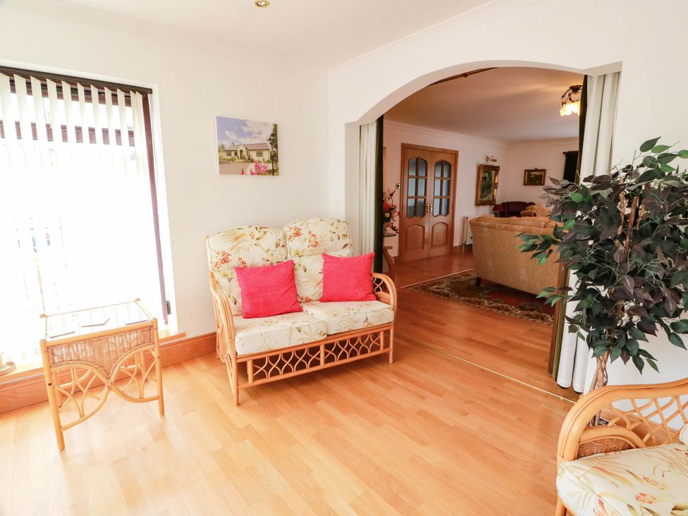 A snug with rattan furniture and a side table at Wallvilla