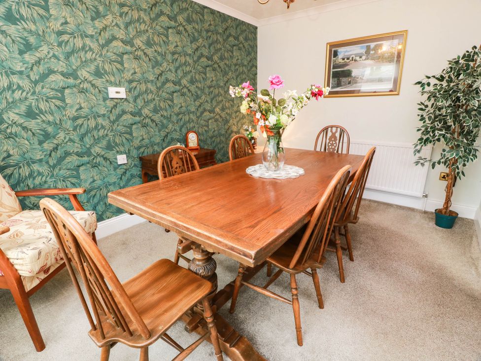 A dining room with a table and chairs at Wallvilla