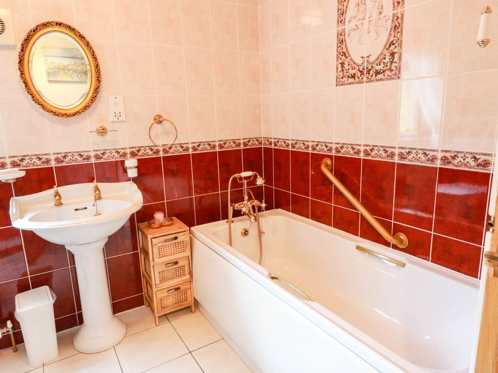 A bathroom with a sink and bathtub at Wallvilla 