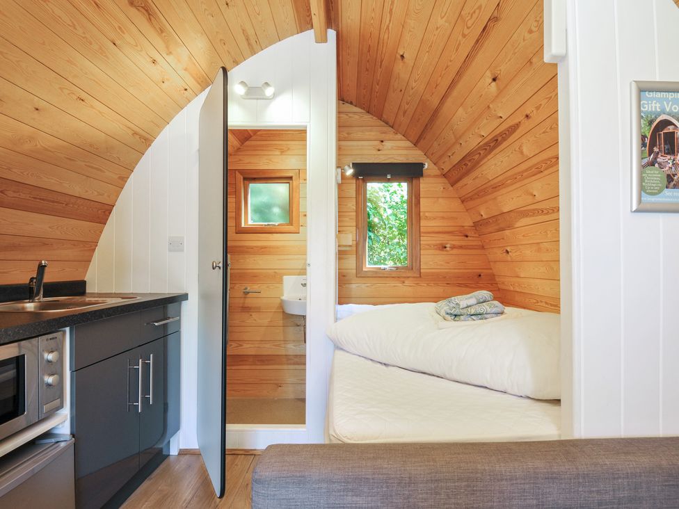 A studio with kitchen and bed at Yar Tor in Tavistock