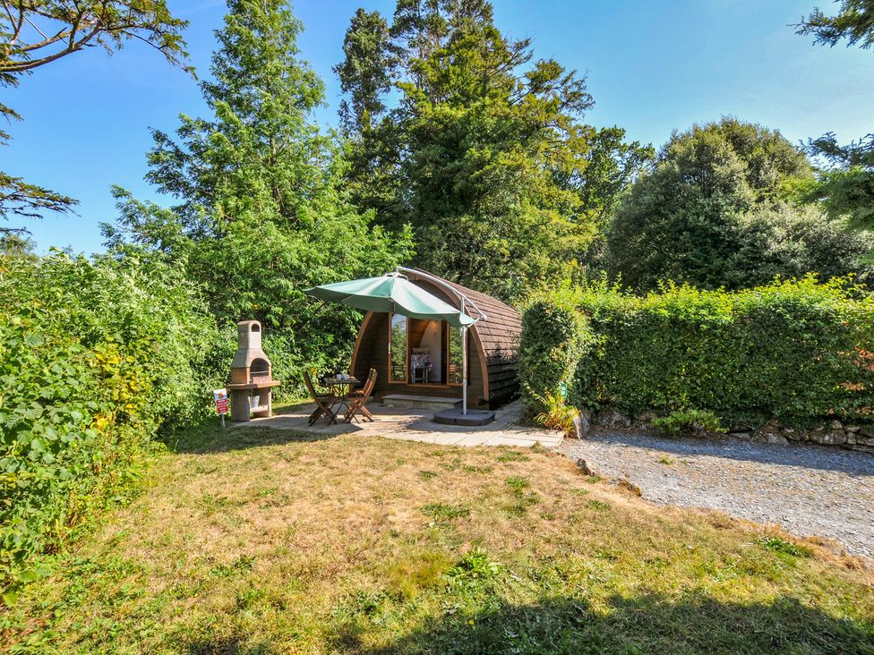 A garden with outdoor seating and a barbecue grill at Yar Tor in Tavistock