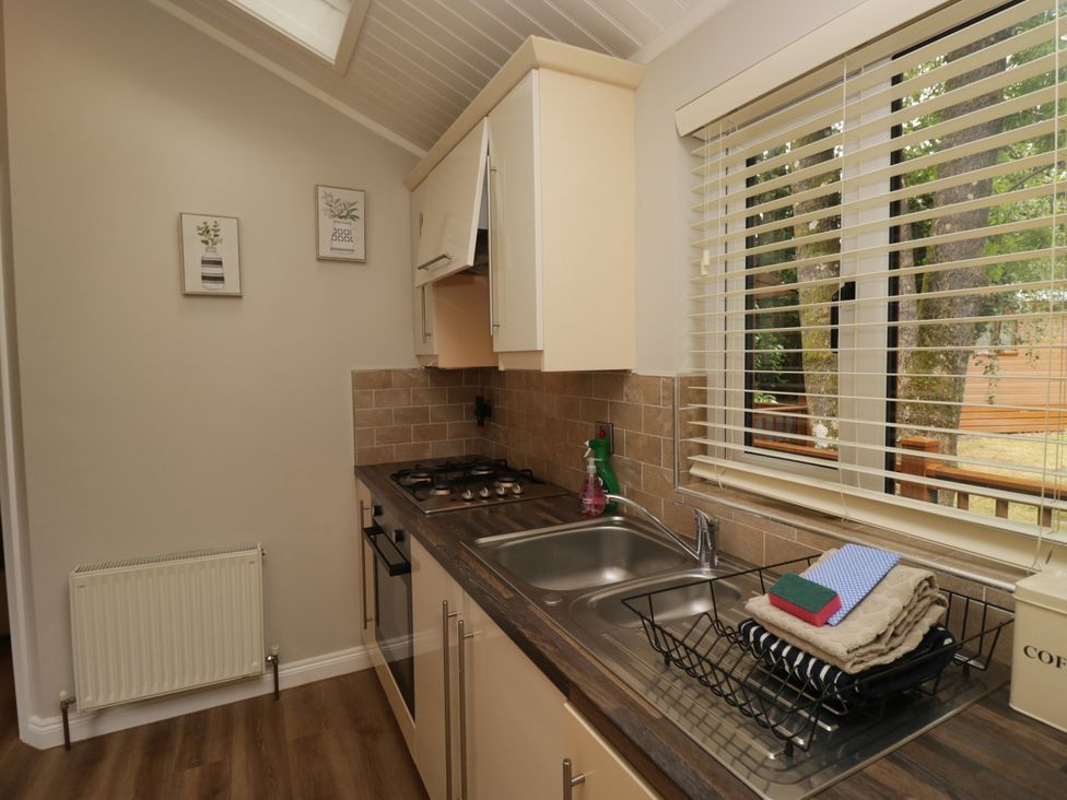 A kitchen with sink and stove at Fir Tree Lodge in White Cross bay on Windermere, Troutbeck Bridge